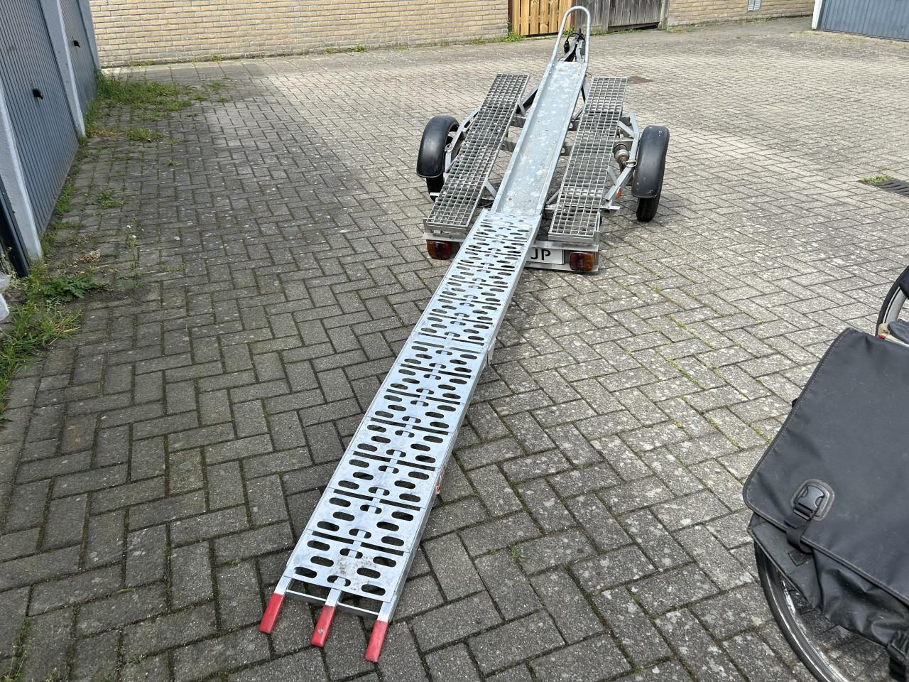 Aanhanger voor motor en fietsen