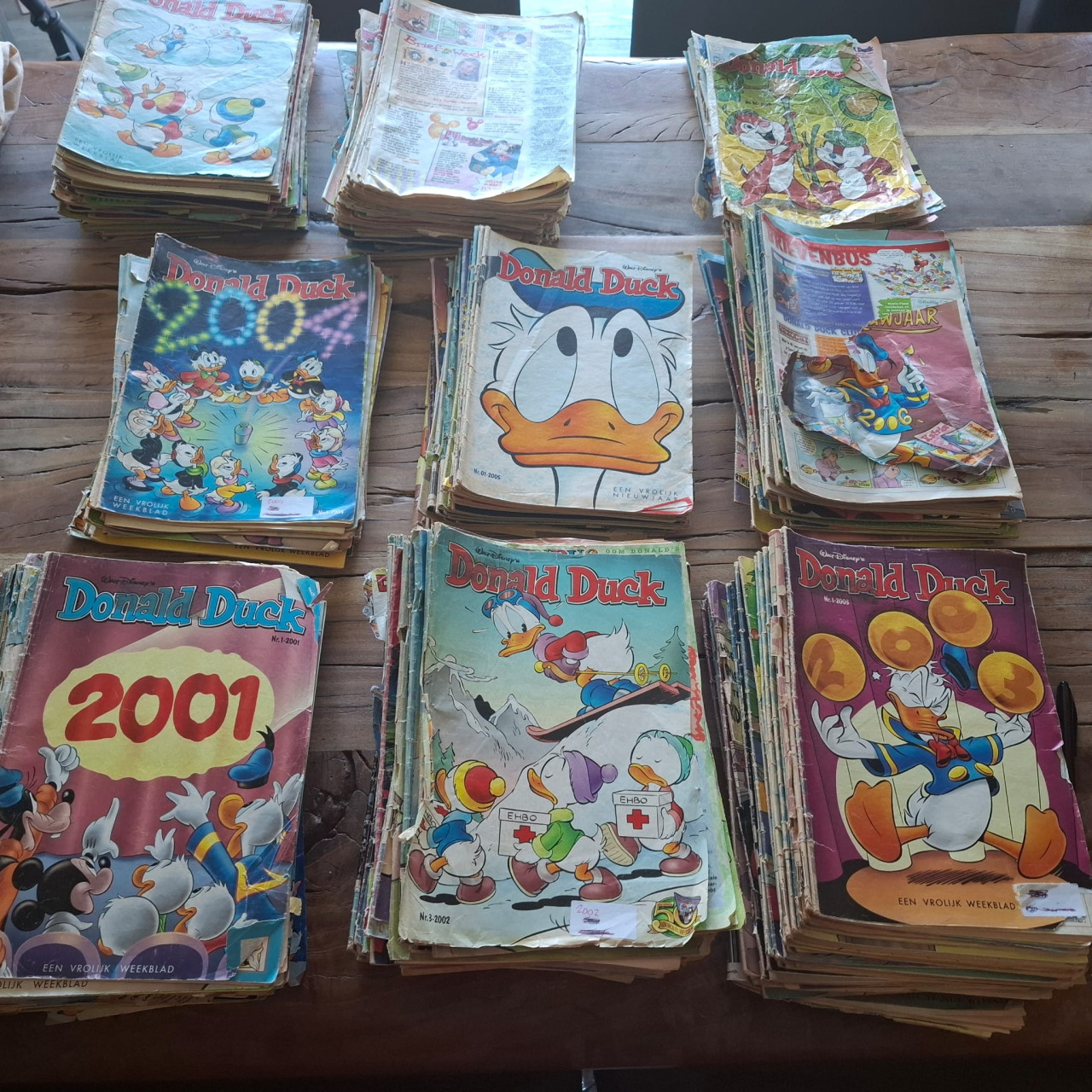 Paar stapels Donald Duck