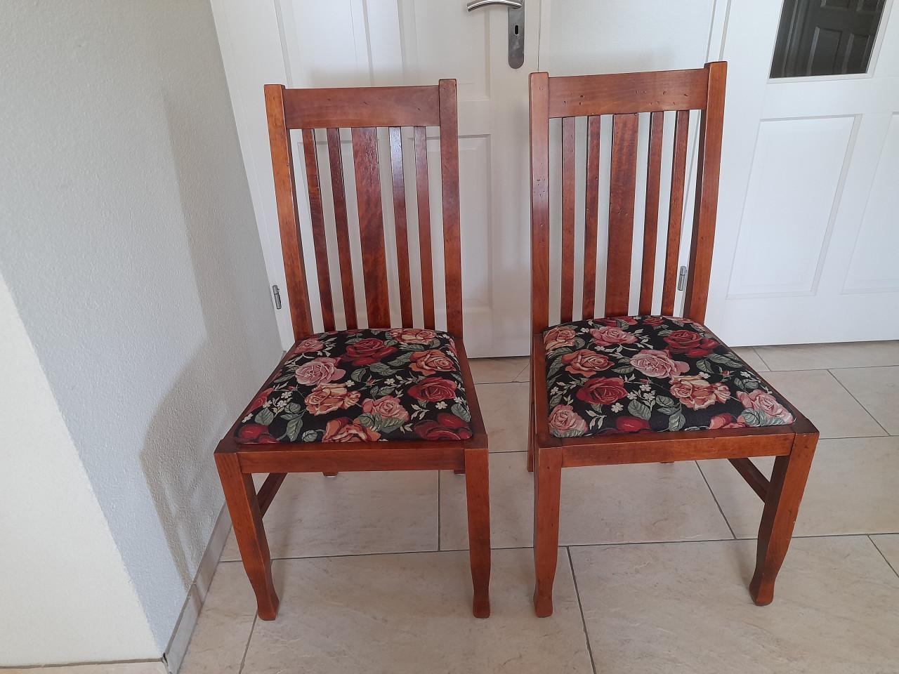4 Mooie stevige  stoelen (in goede nette staat )  Mogen ook per 2 verkocht