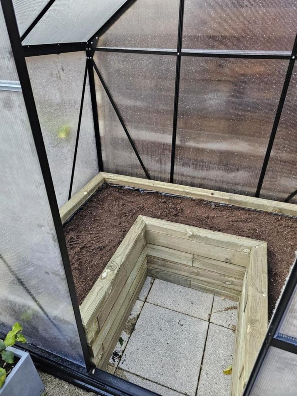 Tuinkas Vitavia comet 2500 en plantenbak van Woodblocx