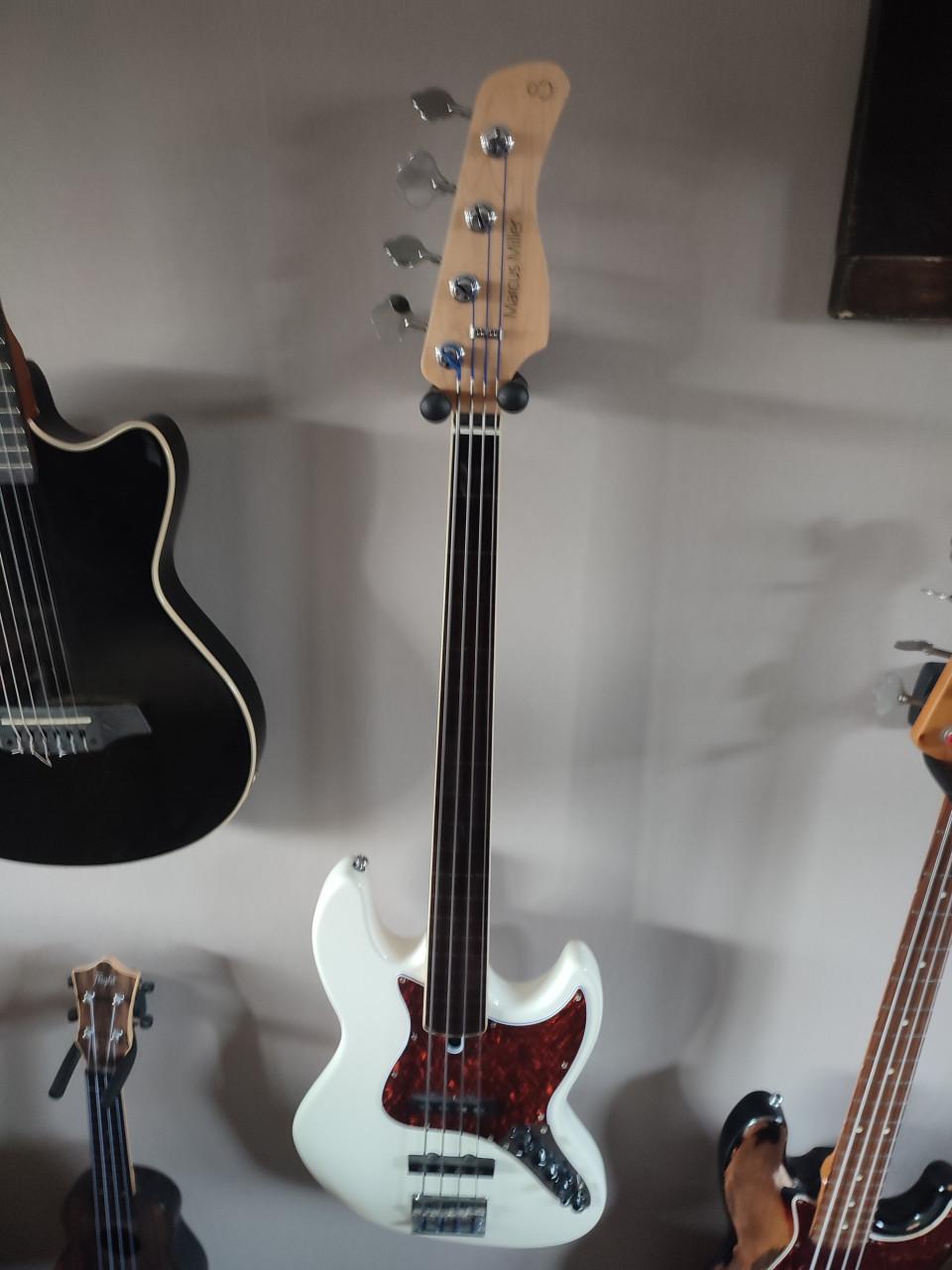 Sire fretloze bassgitaar