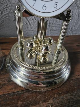 Mooie werkende vintage Tafelklok met glazen stolp