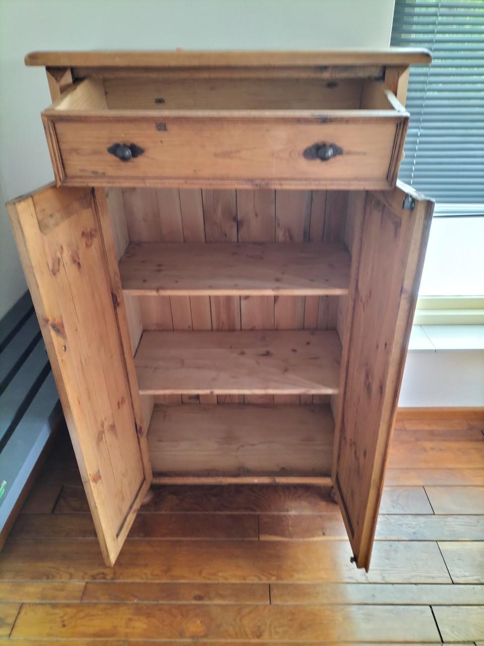 Oud-grenen meidenkast