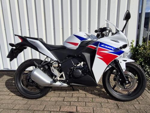Honda CBR125R uit 2016 met weinig Km