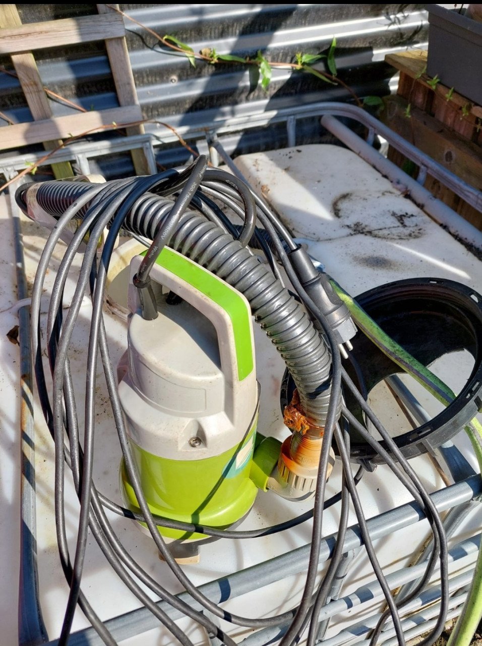 IBC watertank incl.pomp 10 mtr.tuinslang &mtr.draad