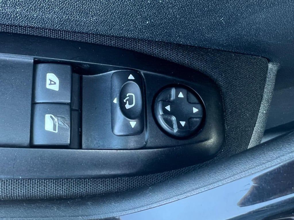 Peugeot 208 1.2 vti envy, navi, trekhaak enz...