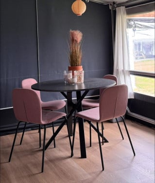 Bank tafel en stoelen