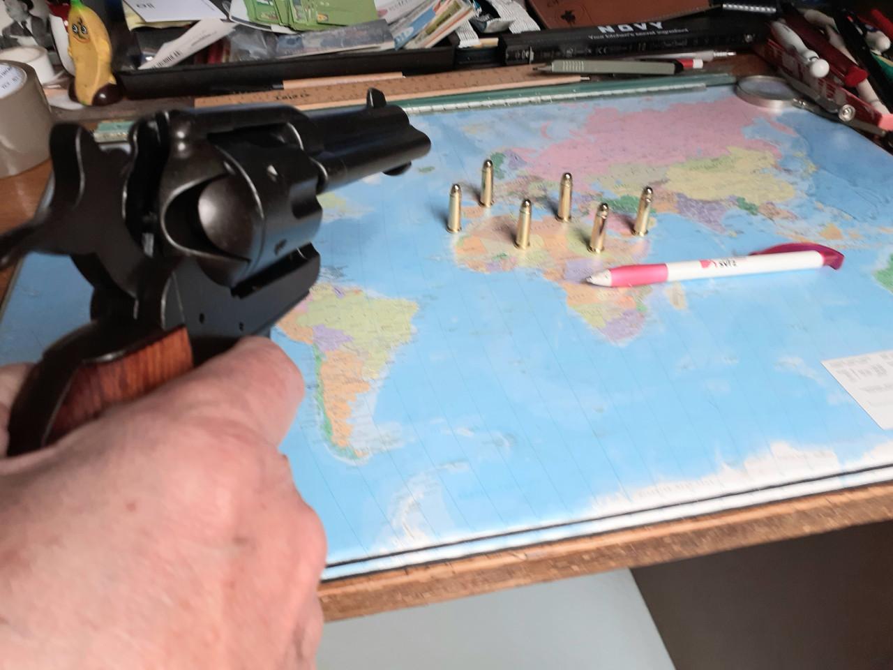 Pistool - een replica  van de .45 kaliber revolver,