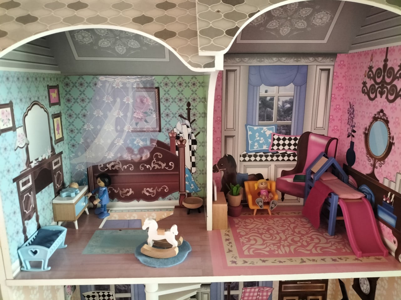 Poppenhuis met toebehoren