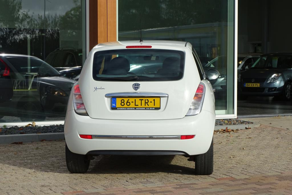 Lancia Y(psilon) 1.2 argento 60-pk 3-drs