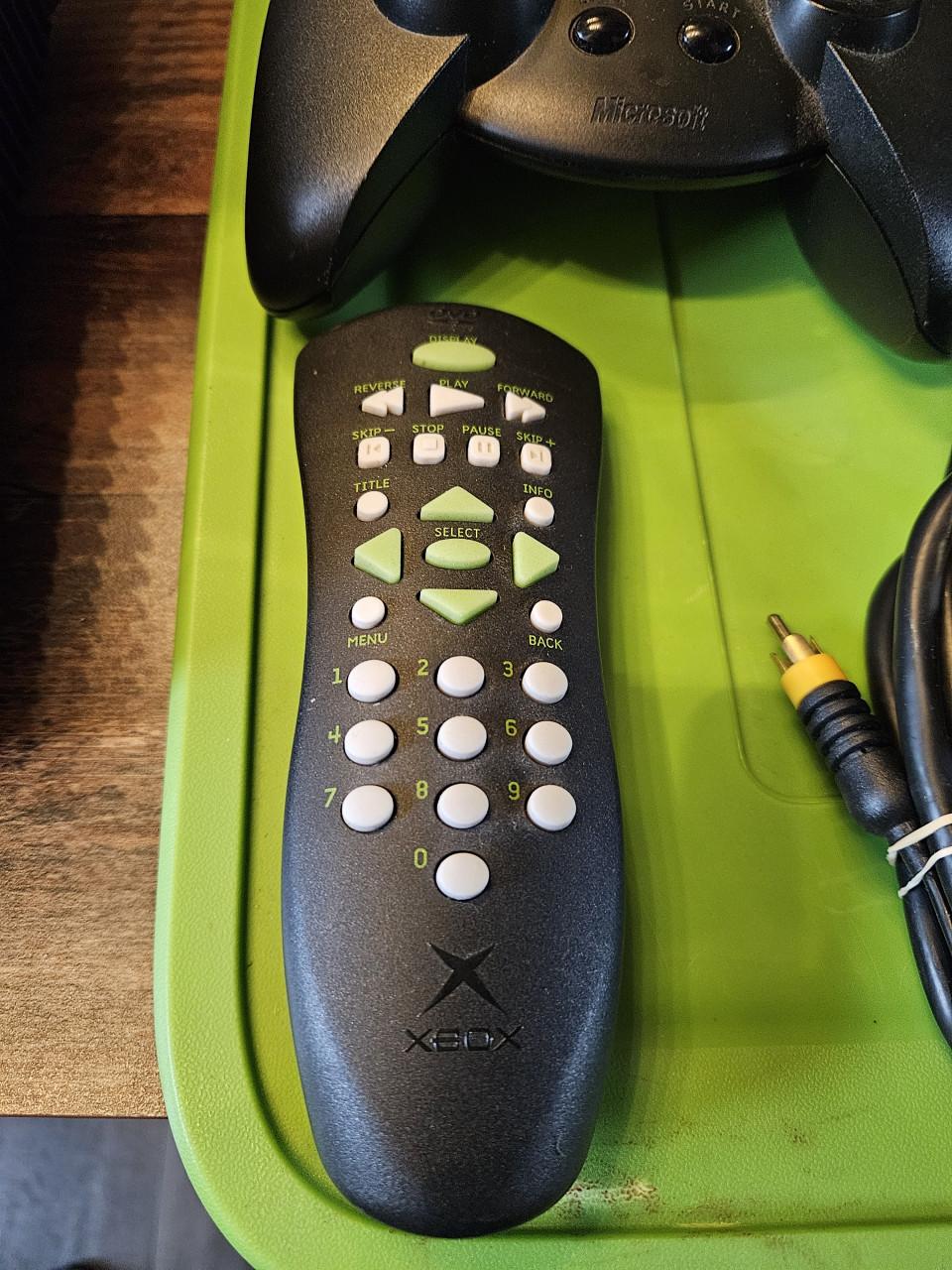 Originele Xbox met 2 controllers en afstandsbediening