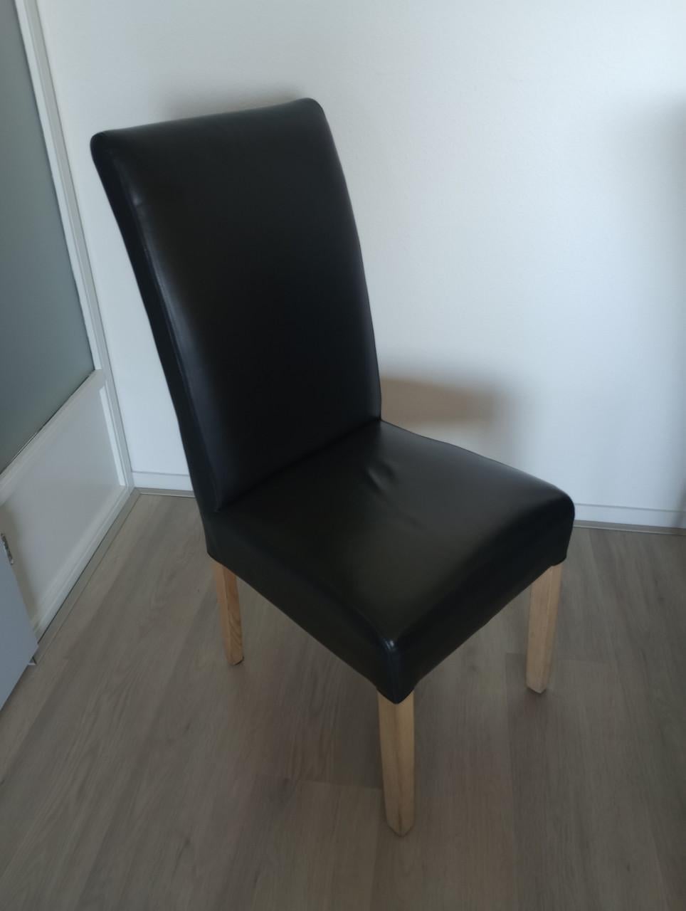Eethoek met 5 leren stoelen