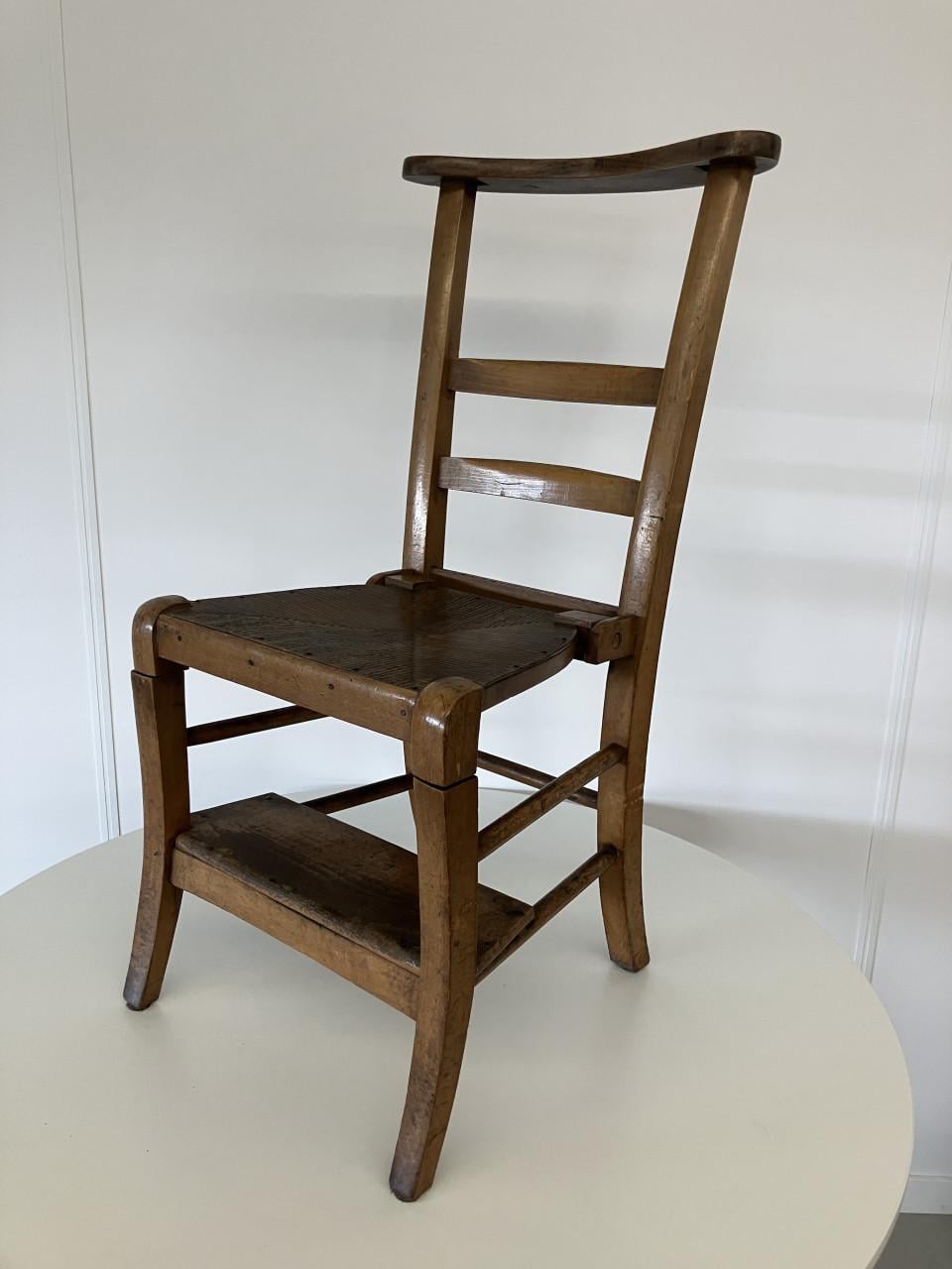 Oude, authentieke houten ladderback‑stoel