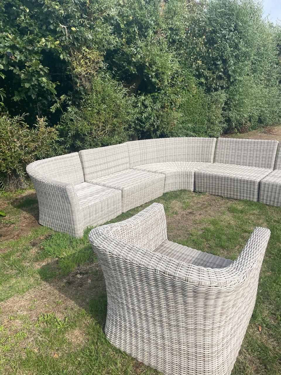 Wicker Tuinset. (Hoek)bank en stoel