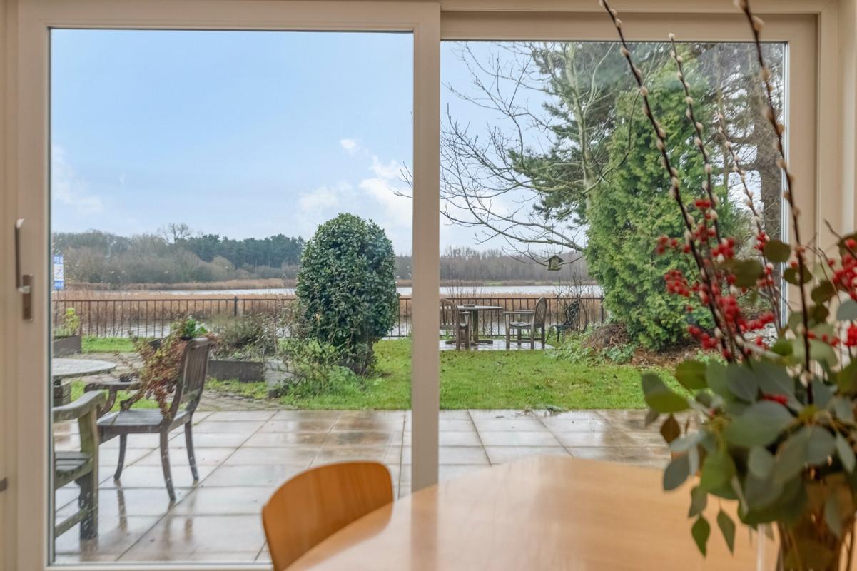 Groot vrijstaand huis aan natuurgebied met water vlakbij Hulst