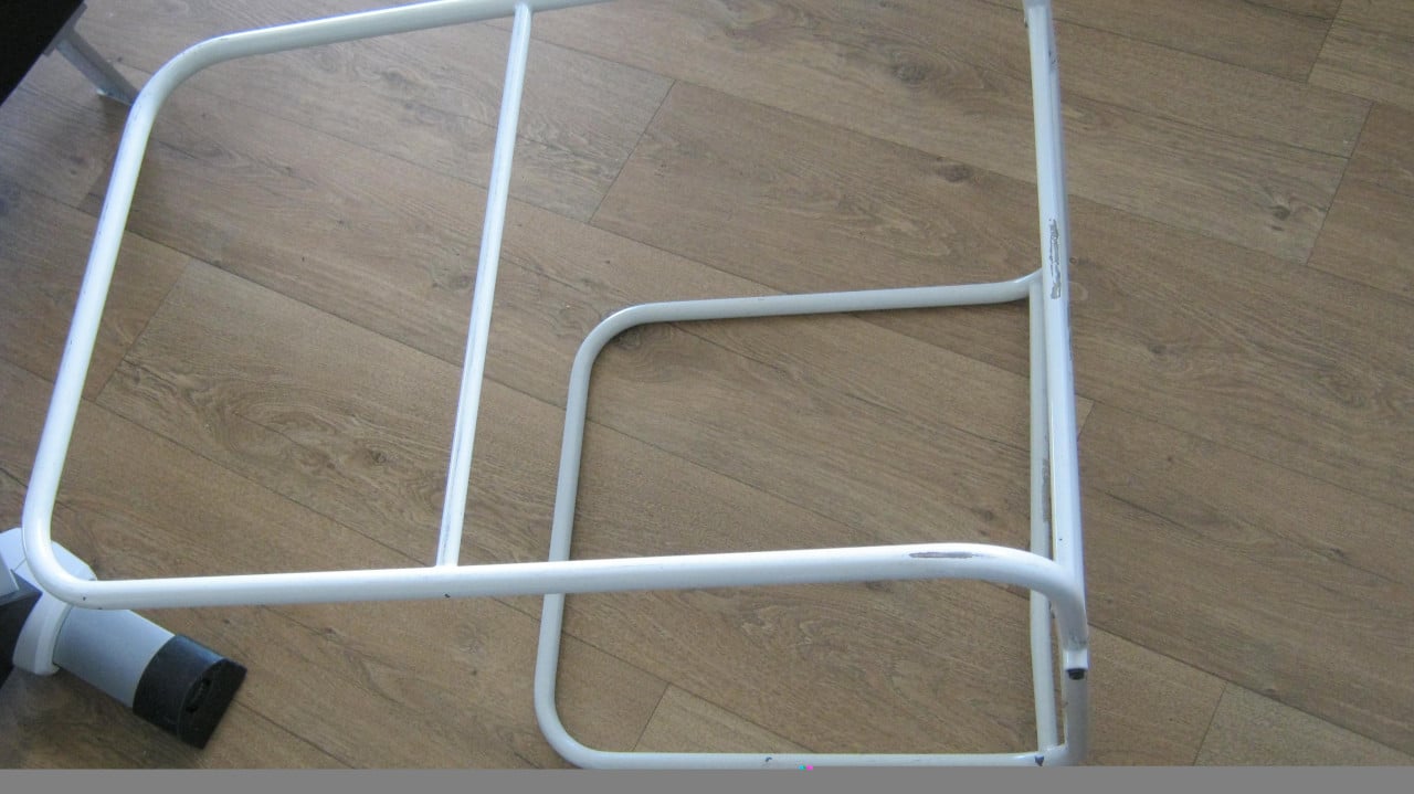 TE KOOP BEDBEUGEL VERSTELBAAR VOOR DEKBED OF DEKEN 10 EURO