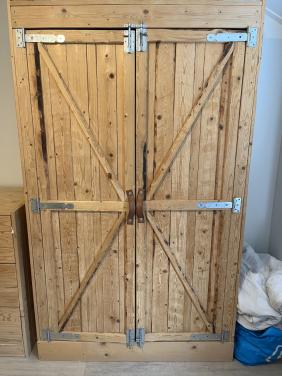 Robuuste Landelijke Houten Kledingkast met Hang- en Legruimt