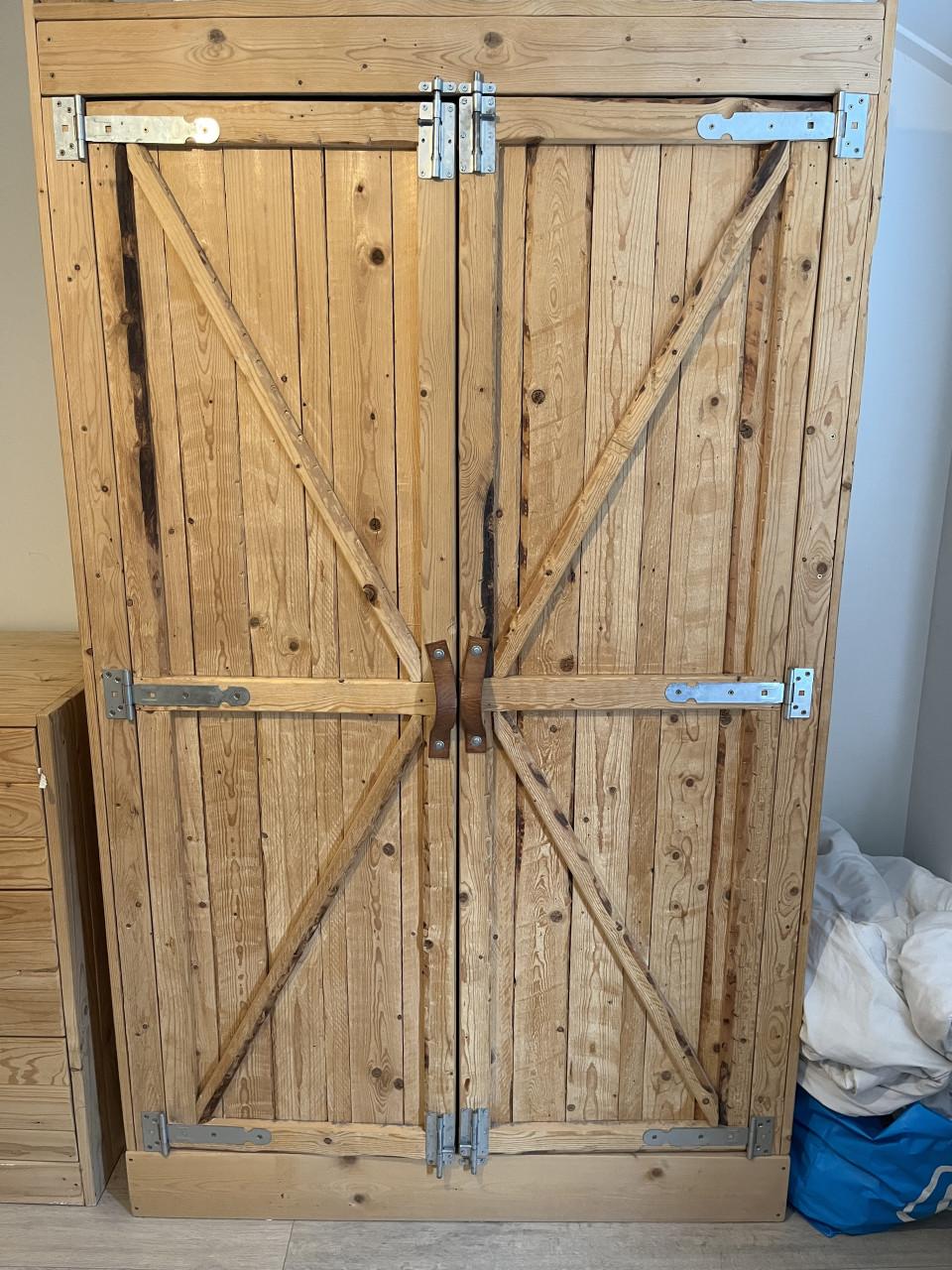 Robuuste Landelijke Houten Kledingkast met Hang- en Legruimt