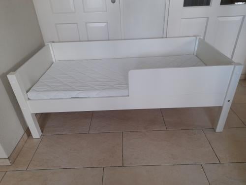 Peuter bed met matras (in goede nette staat )  150 x 70
