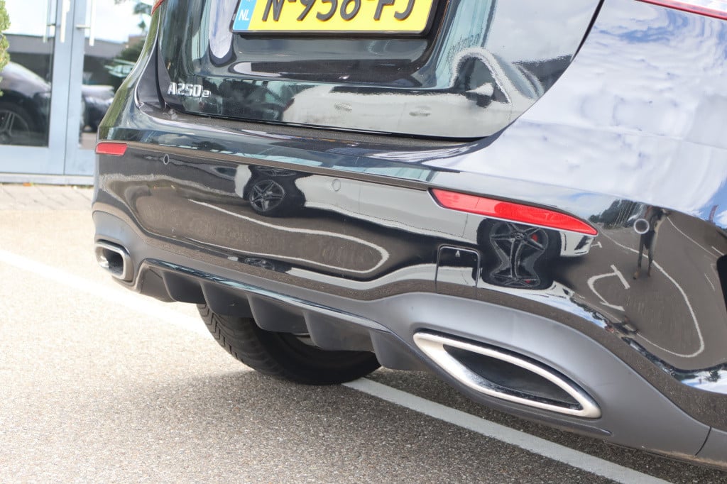 Mercedes-Benz A-Klasse 250 e business solution amg limited l mbux l camera 