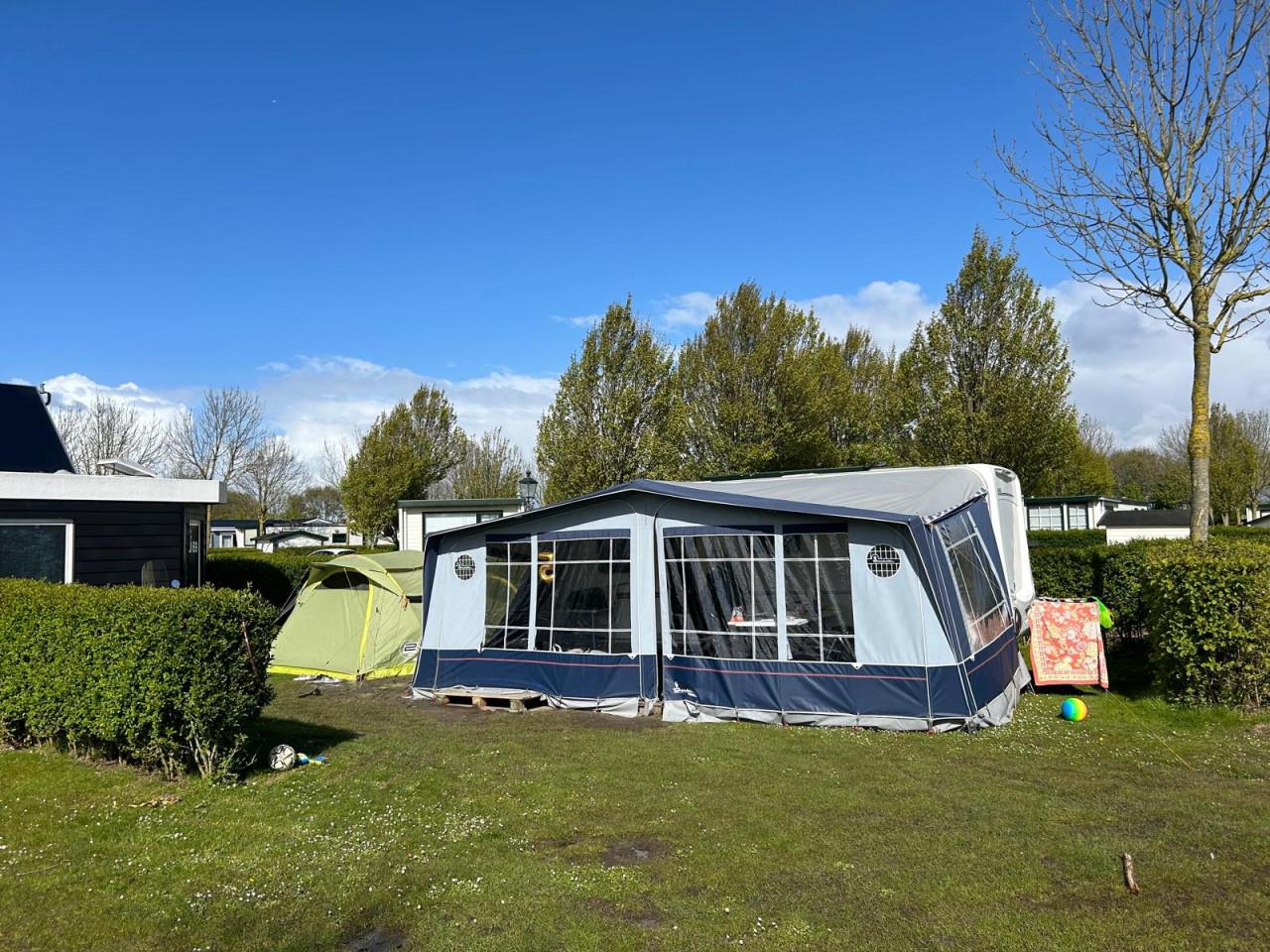 Zeer complete Sterling Eccles Jade caravan uit 2007 met mover en voortent