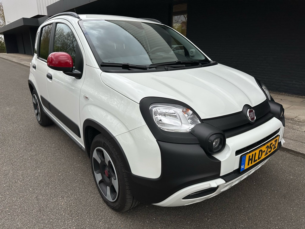 Fiat Panda 1.0 hybrid red cross hybrid // nieuwstaat // 17.000km //