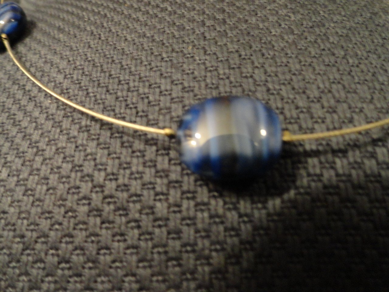 Ketting met blauwe onyxstenen van een ontwerpster (2 keer gedragen heeft €