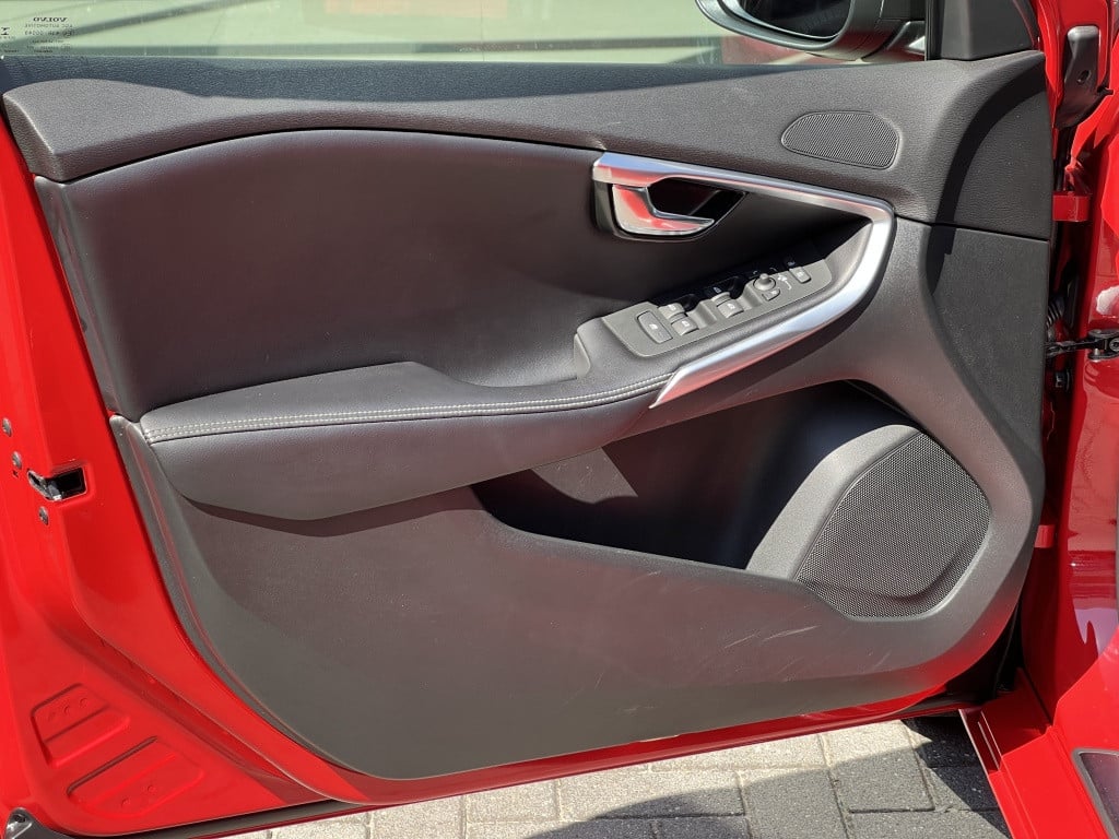 Volvo V40 t4 190pk r-design business| panodak| trekhaak| camera| leder