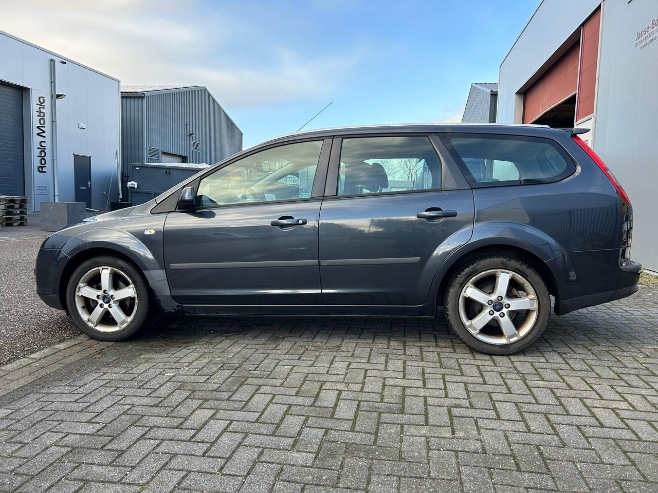 Ford Focus Wagon 1.6-16V Futura In de opties!