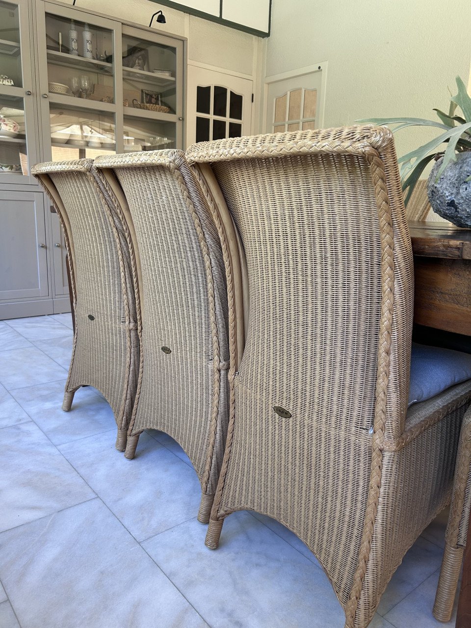 Eettafel en stoelen