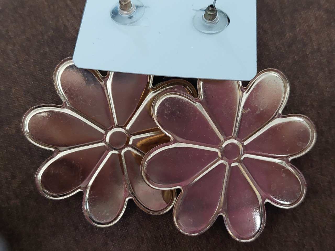 Nieuwe oorbellen beige tinten bloem