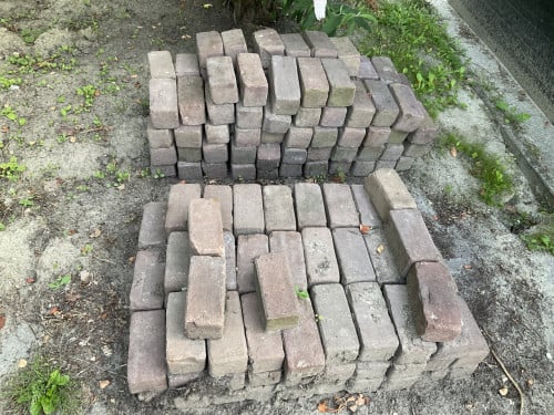 Oude handgebakken straat klinkers dik formaat.