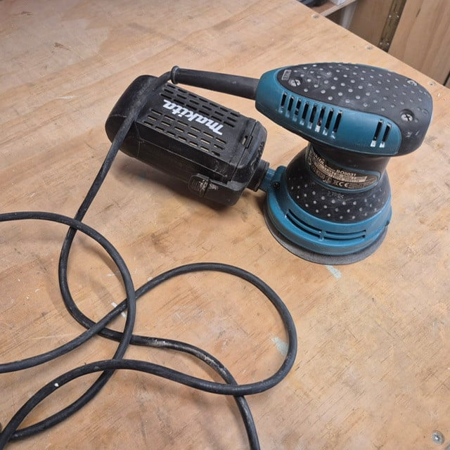 Makita 230V excentrische schuurmachine
