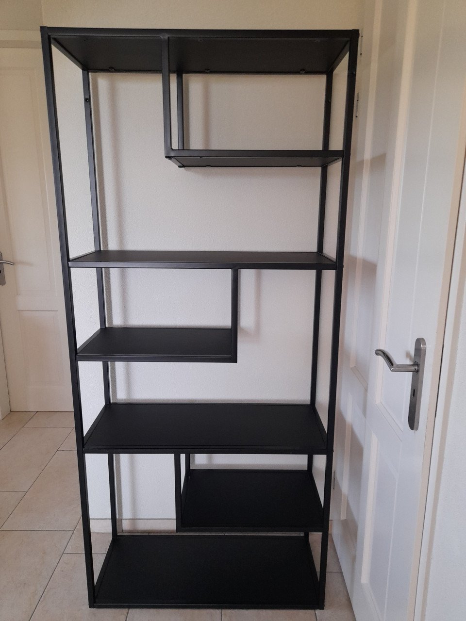 Zwart metalen wandrek met  houten plankjes (85 x 35 x 188H) z.g.a.n.