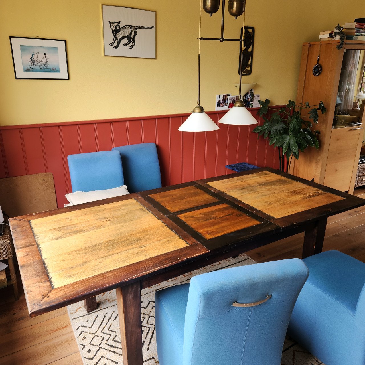 Koloniale 6 persoons uitschuifbare Eettafel t/m 8 personen met 4 stoelen
