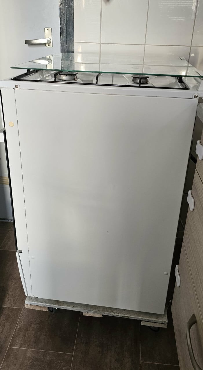 Keuken set koelkast en fornuis in prima staat