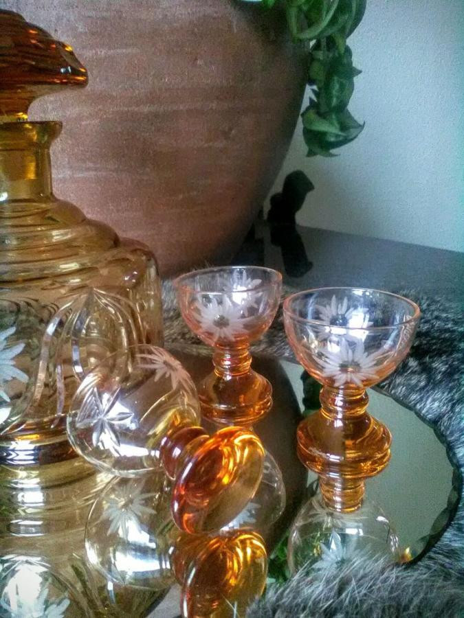 Oud likeursetje van amberkleurig persglas