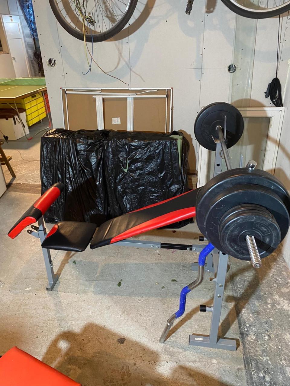 Set bench en gewichten (35kg) + 2 barbells (kort en lang, allebei 6kg)