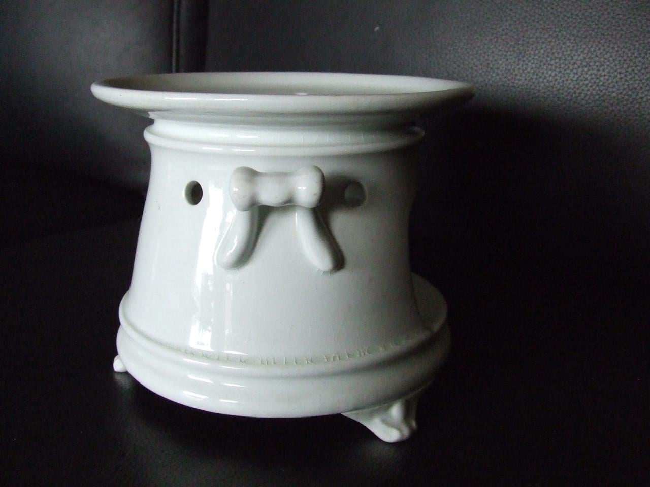 Petrus Regout wit theelicht op pootjes met vetschuitje