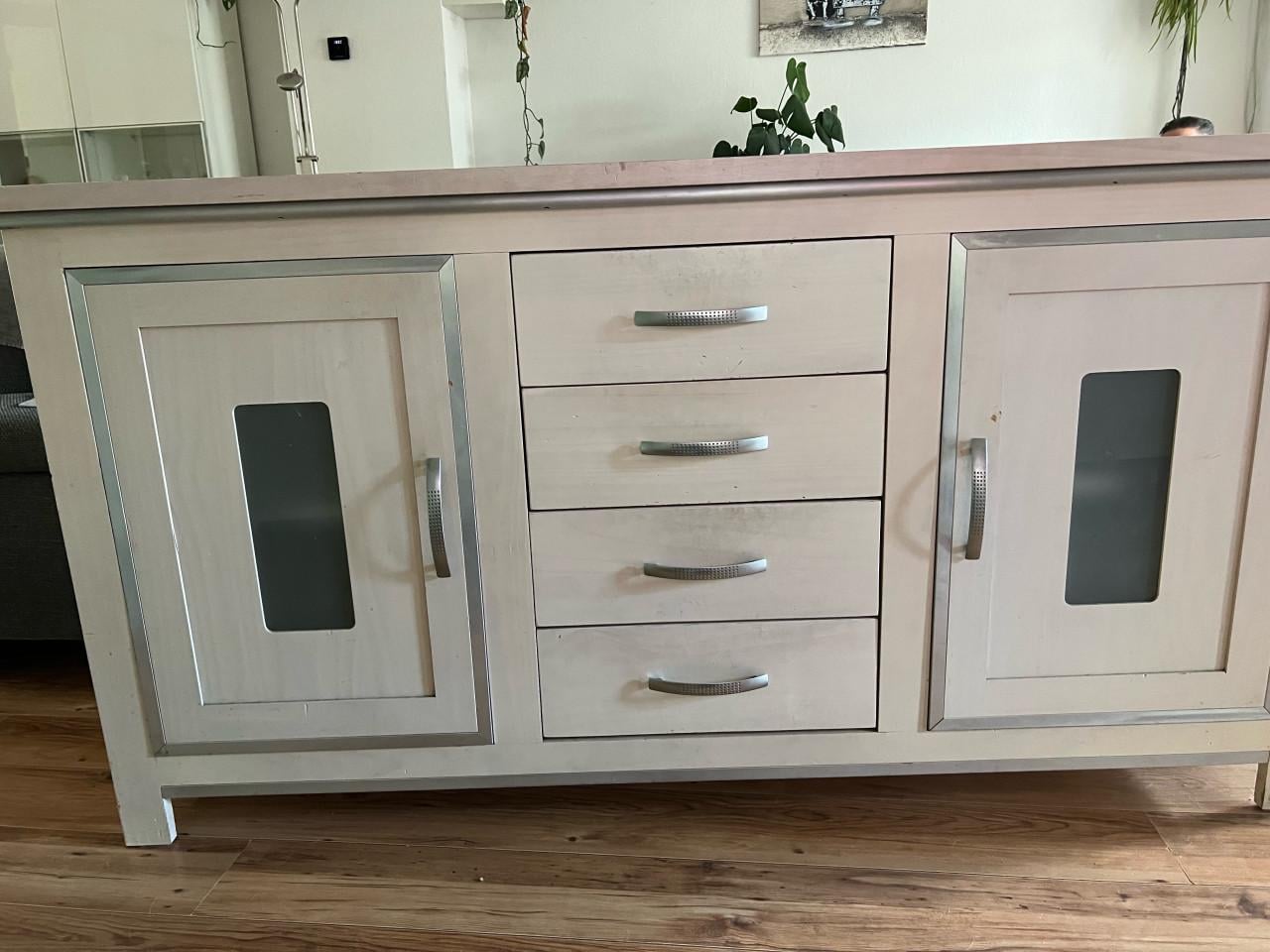 Gratis Dressoir