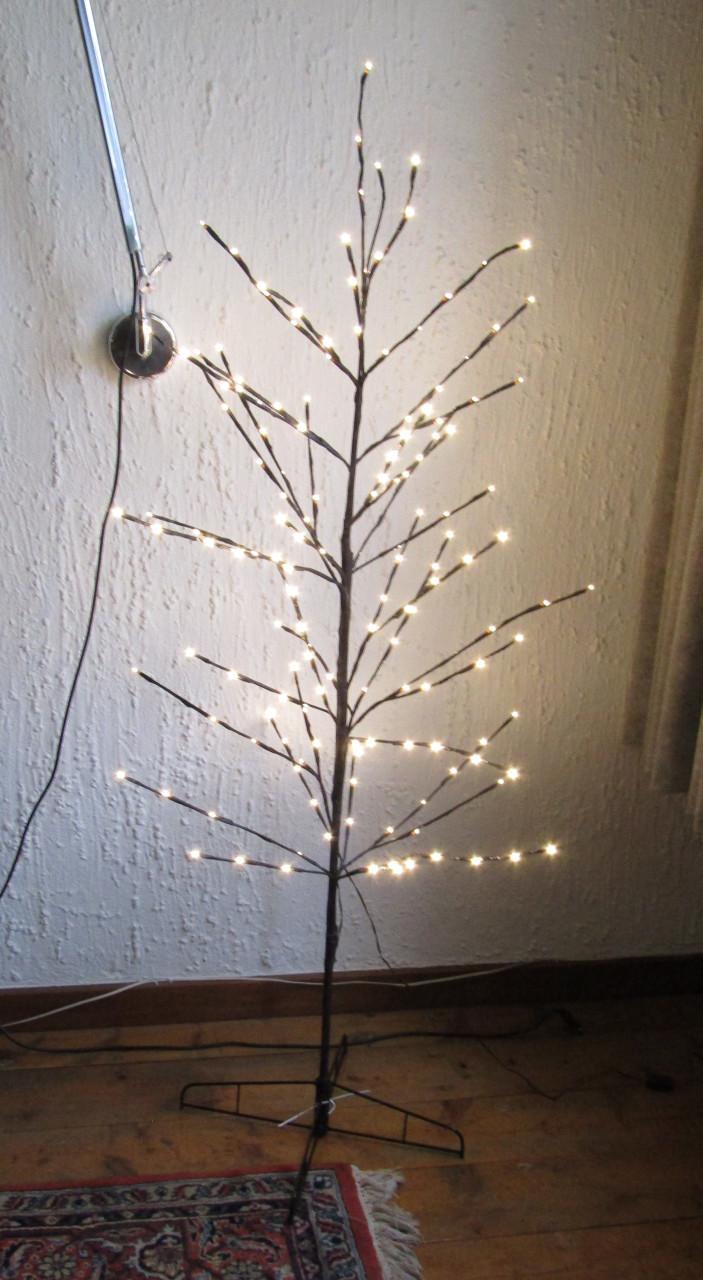 Kerstboompje +Tak met standaard Led. voor bosje bloemen.