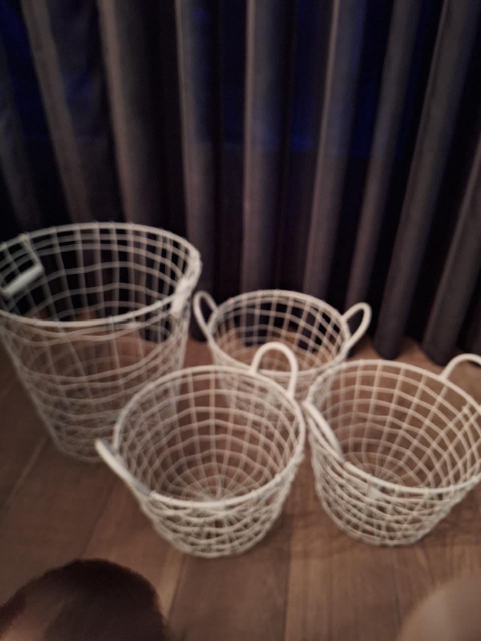 4 mooie witte draadmanden