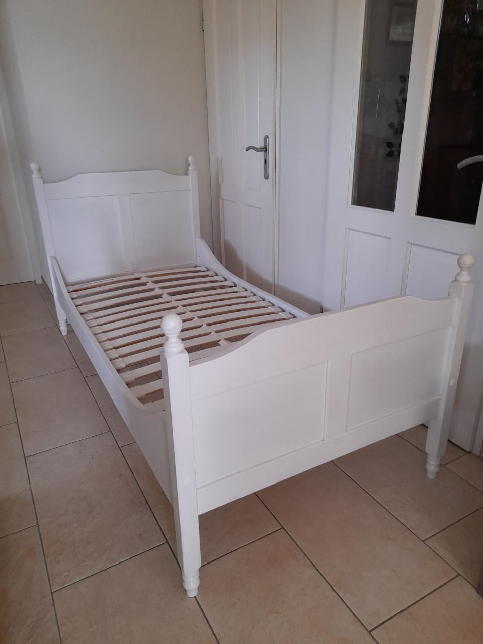 1 Persoons massief houten bed  90 x 200 (in goede  staat)
