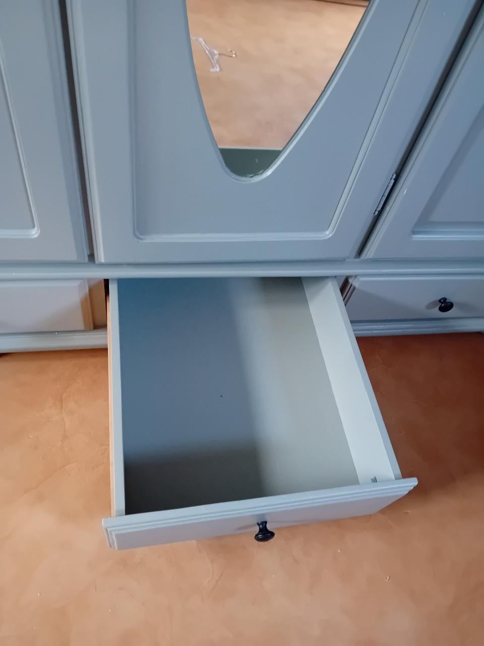 Grote grijze kledingkast met spiegels