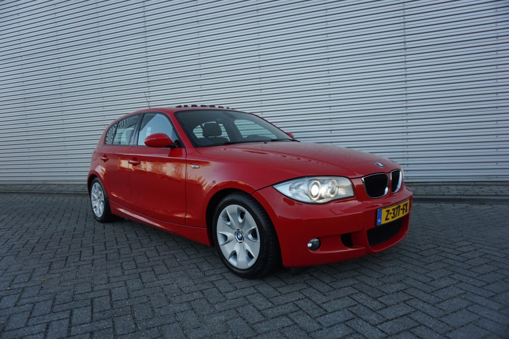 BMW 1 Serie 120i executive automaat - climate / navi / pano / cruise / park