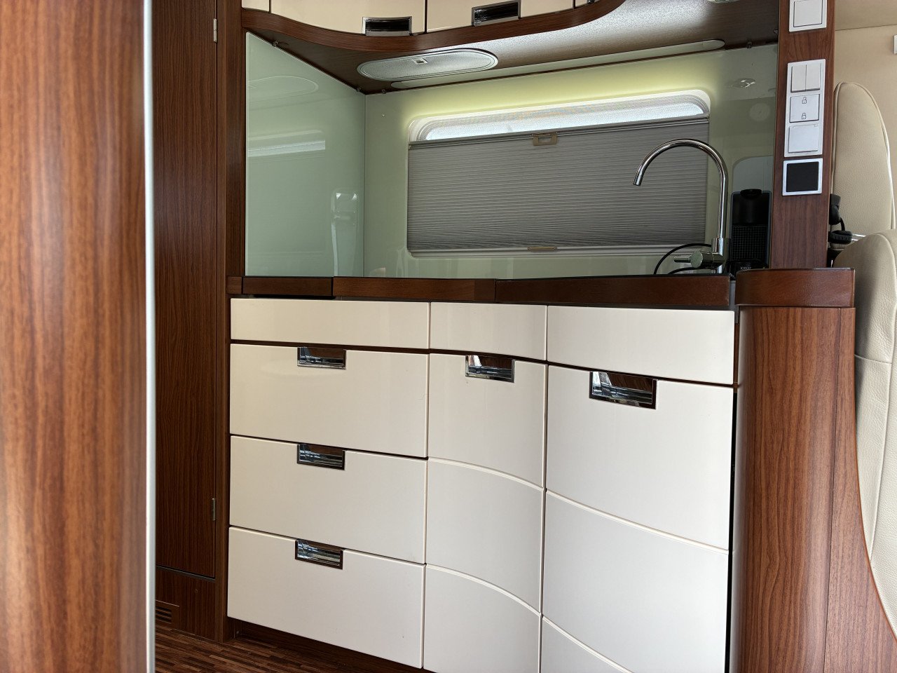 Hymer S840 Mercedes Automaat 58.000 km. Levelsysteem Queensbed + Hefbed