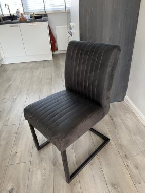 3 eetkamerstoelen af te halen as donderdag of vrijdag