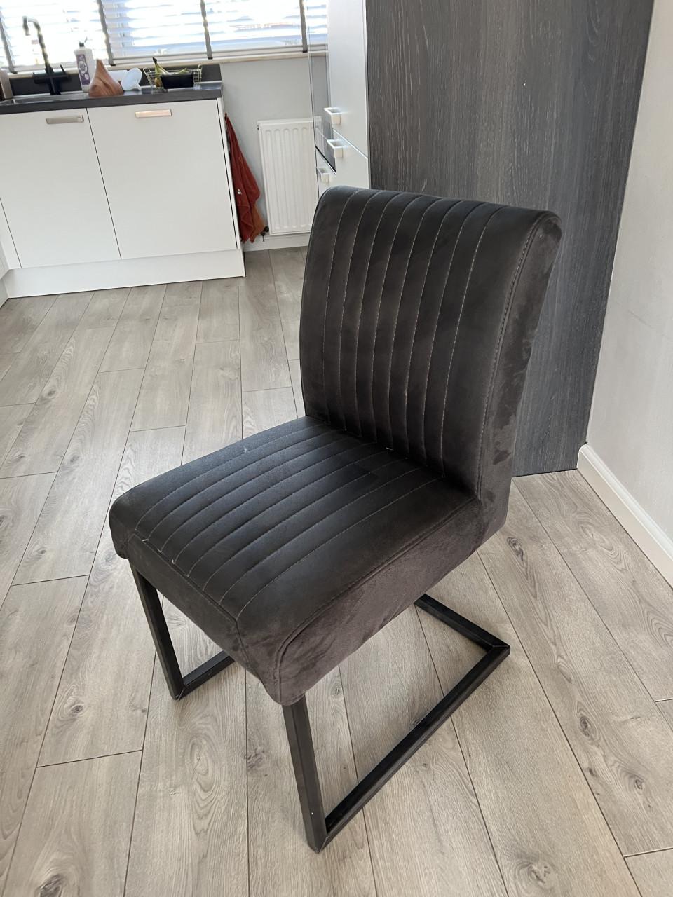 3 eetkamerstoelen af te halen as donderdag of vrijdag