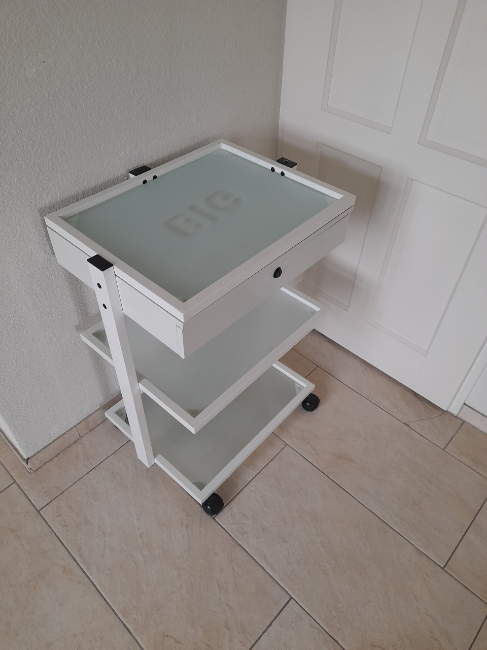 Kaptafel / Make up tafel op wielen (47 x 60 x 80H) in goede nette staat!