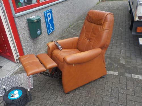 Elektrische leren sta-op relax fateuil met 2 motoren in zeer goede staat